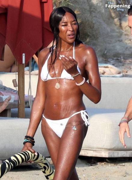 Naomi Campbell Shows Off Her Sexy Figure During Her Holiday with DJ Rampa on the Beaches of Mykonos (123 Photos) - Britain - Germany on chickinfo.com