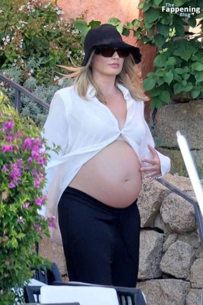 Pregnant Margot Robbie Looks Radiant While Pictured With Her Husband in Sardinia (130 Photos) on chickinfo.com